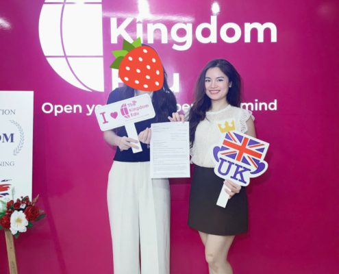 Bạn Quỳnh Anh chụp hình lưu niệm ngày nhận visa du học Anh Quốc cùng đại diện The Kingdom Edu