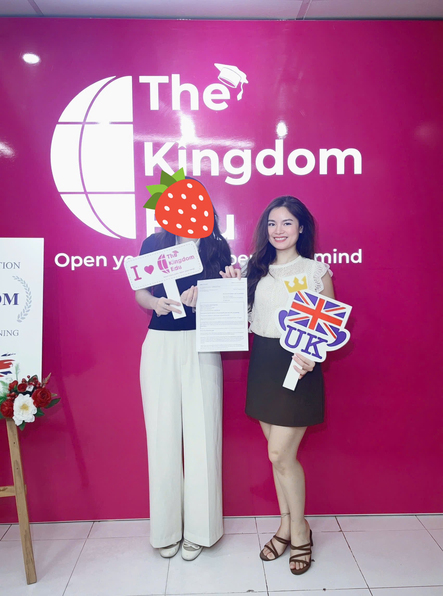 Bạn Quỳnh Anh chụp hình lưu niệm ngày nhận visa du học Anh Quốc cùng đại diện The Kingdom Edu