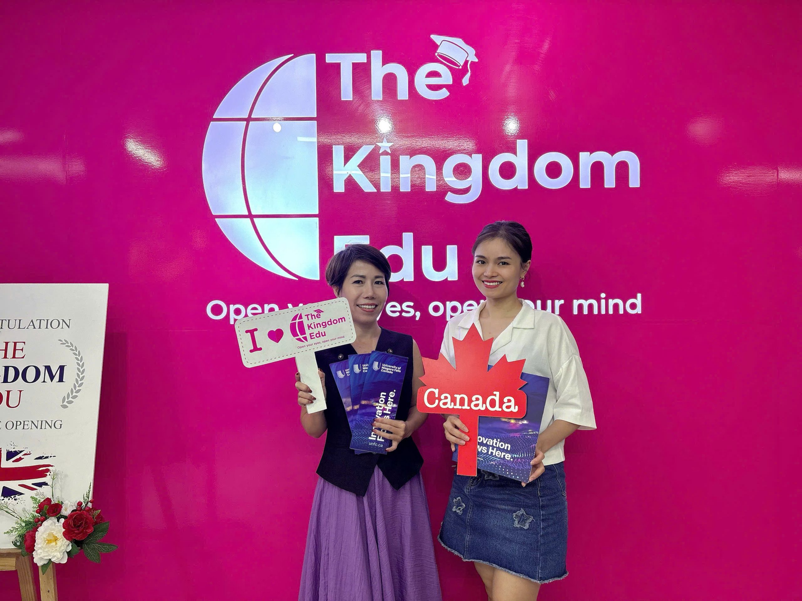 Ms.Vương đại diện University of Niagara Falls đến văn phòng The Kingdom Edu