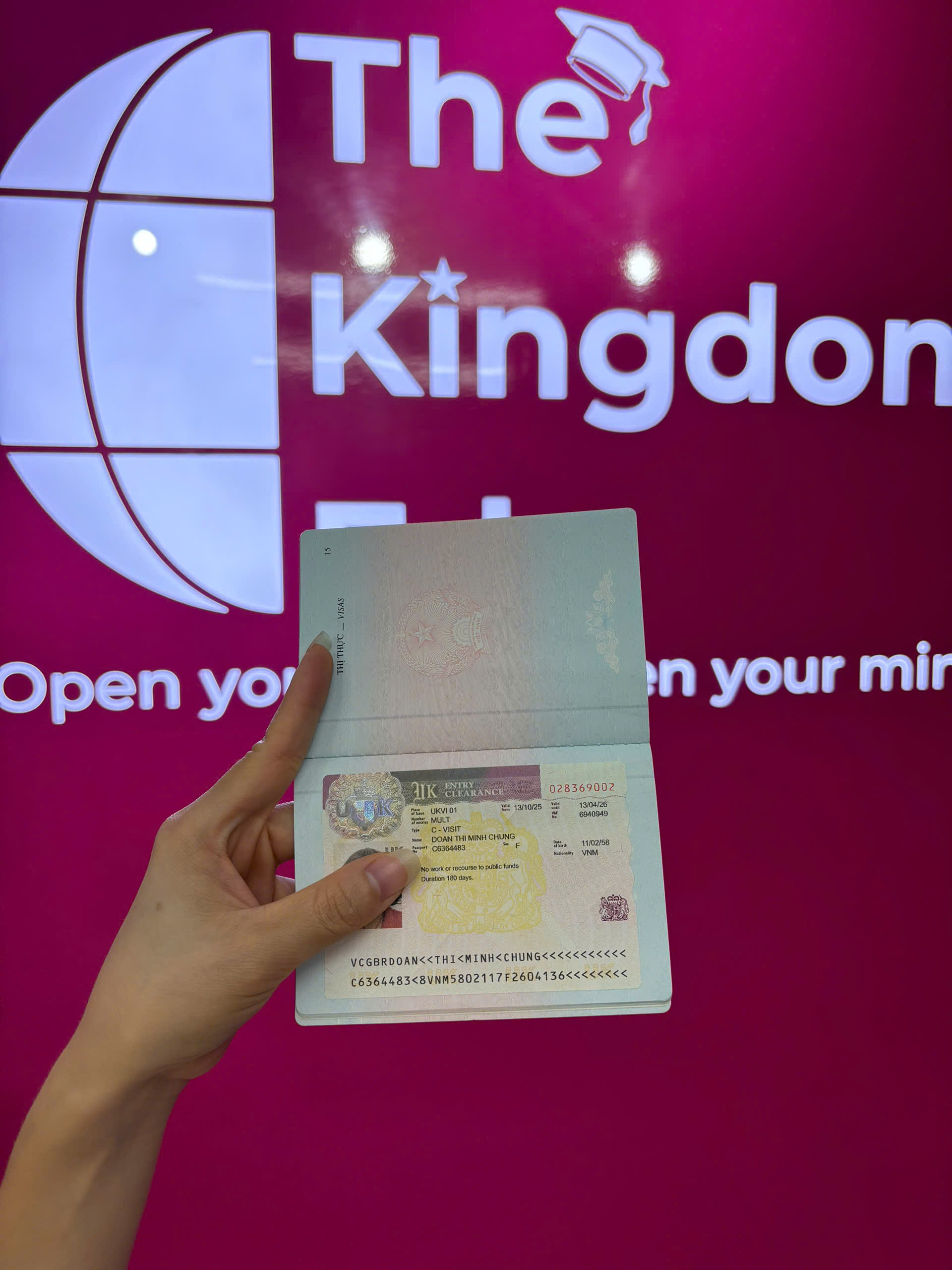 Cô khách hàng đã về hưu nhận được visa Anh Quốc sau khi sử dụng dịch vụ The Kingdom Visa