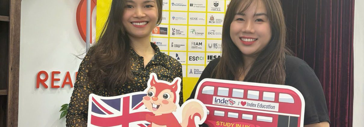 Đại diện The Kingdom Edu chụp hình cùng đại diện Oncampus