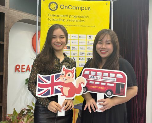 Đại diện The Kingdom Edu chụp hình cùng đại diện Oncampus