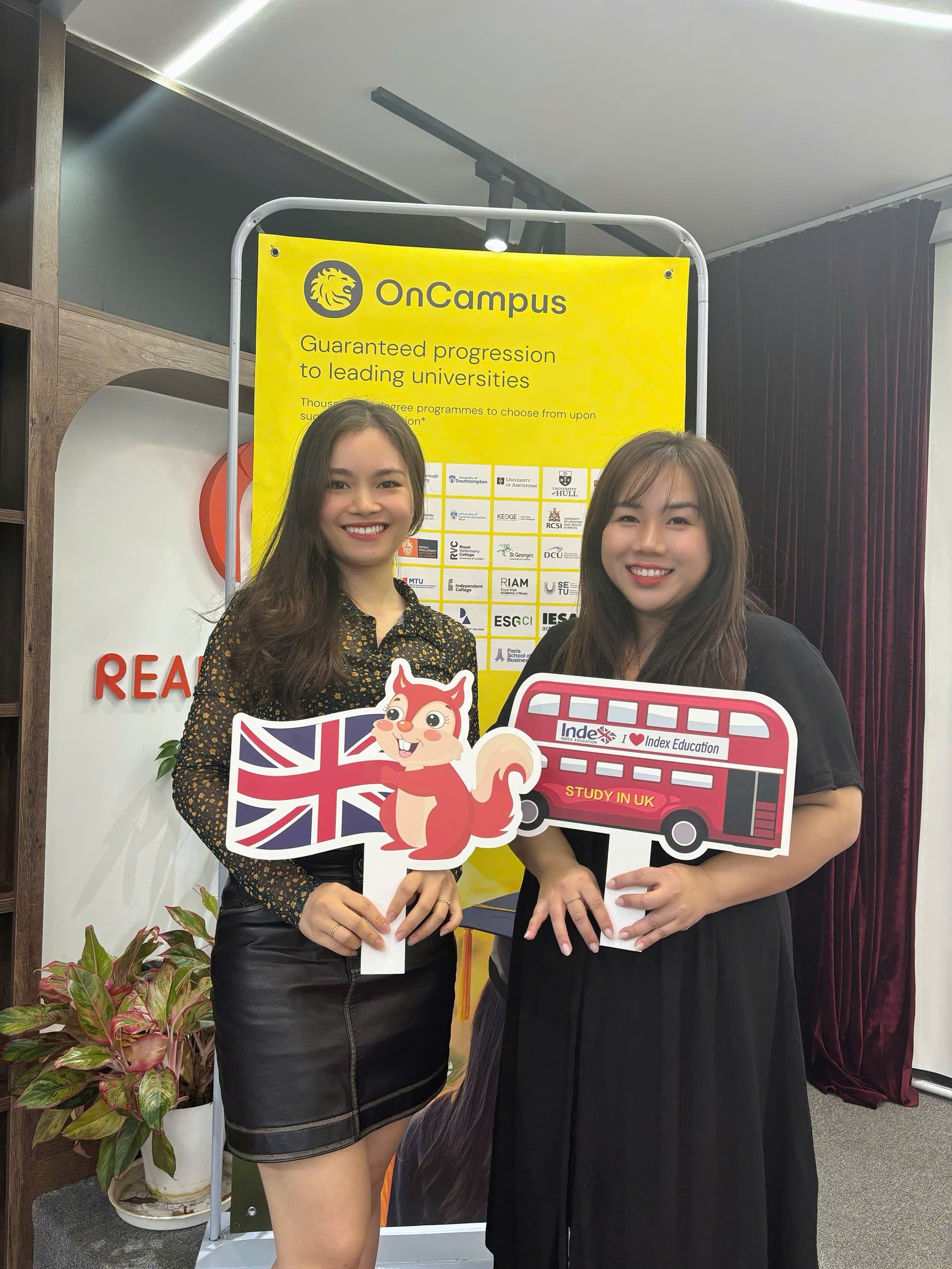 Đại diện The Kingdom Edu chụp hình cùng đại diện Oncampus