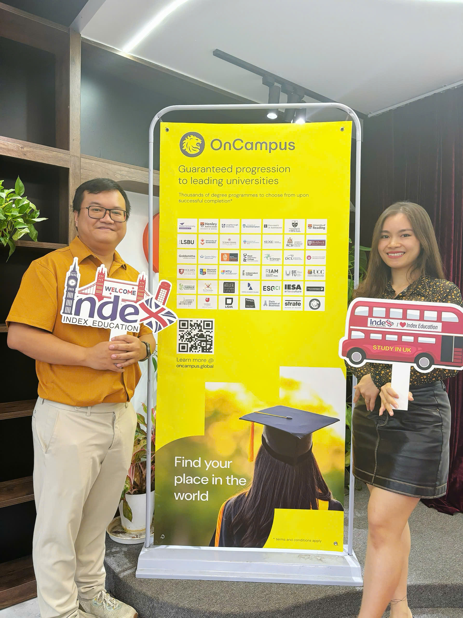 Đại diện The Kingdom Edu chụp hình cùng đại diện Index