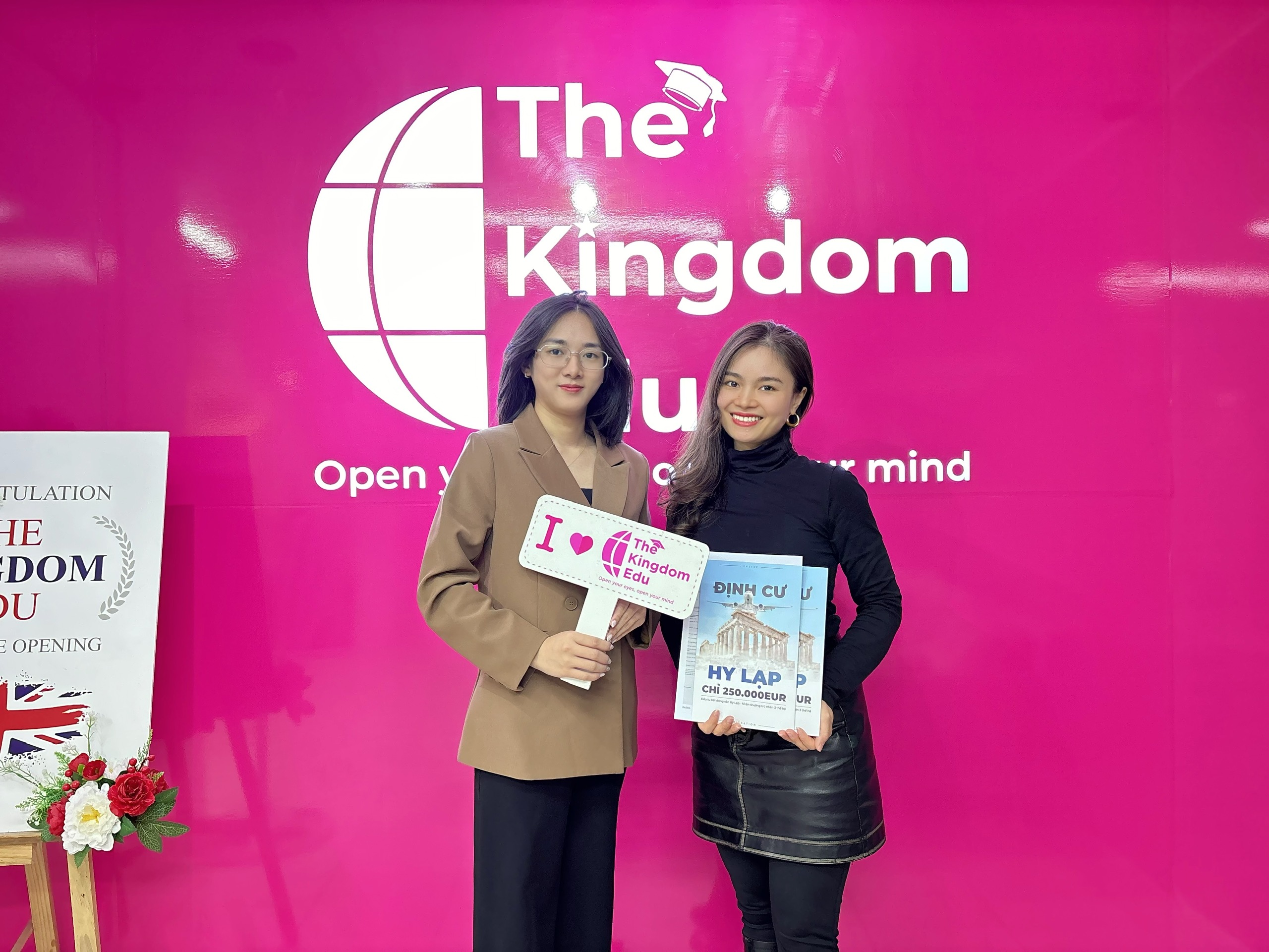 Đại diện The Kingdom đón tiếp Ms.Wendy Bùi: đại diên Goldally đến thăm văn phòng
