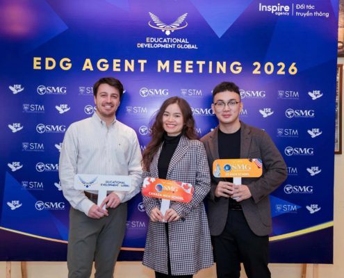 Đại diện The Kingdom Edu chụp hình lưu niệm cùng đại diện trường tại chương trình hội thảo