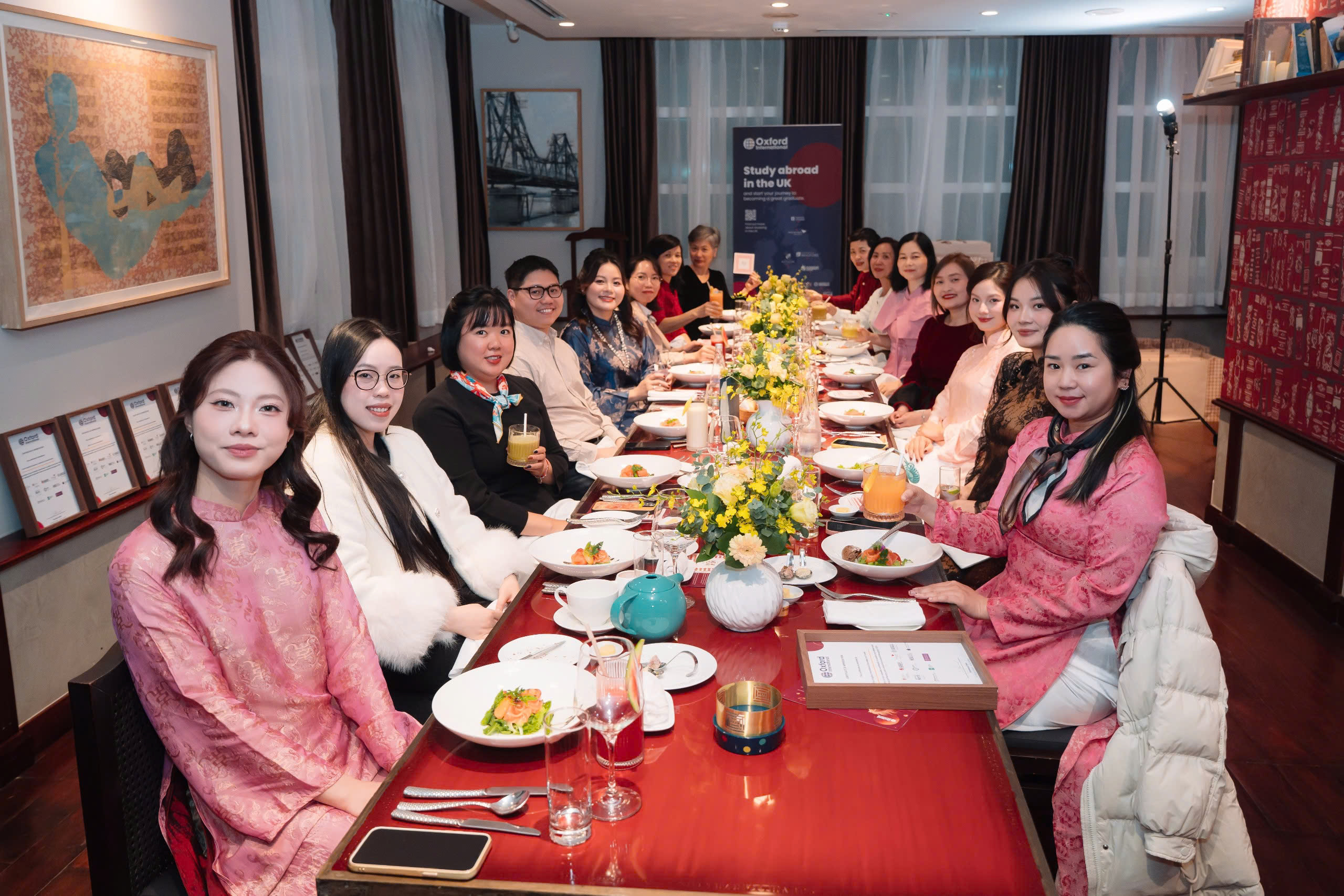 Tiệc tối ấm cúng, cùng nhau ngồi nhìn lại về những thành tựu trong năm 2025