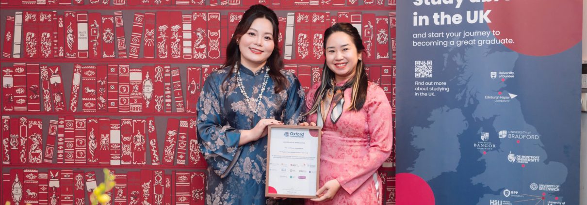 Đại diện The Kingdom Edu nhận chứng chỉ hợp tác cùng OIEG