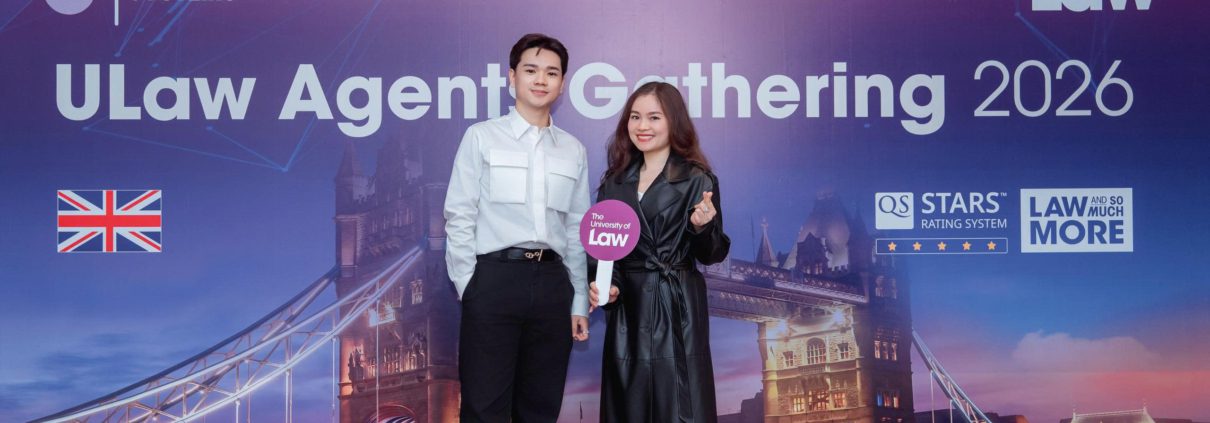 Dại diện The Kingdom Edu chụp hình cùng đại diện trường The University of Law