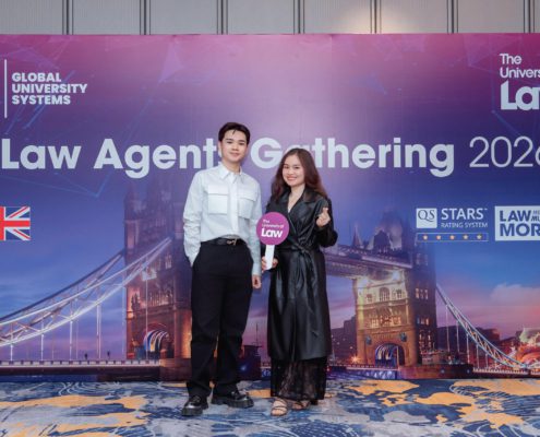 Dại diện The Kingdom Edu chụp hình cùng đại diện trường The University of Law