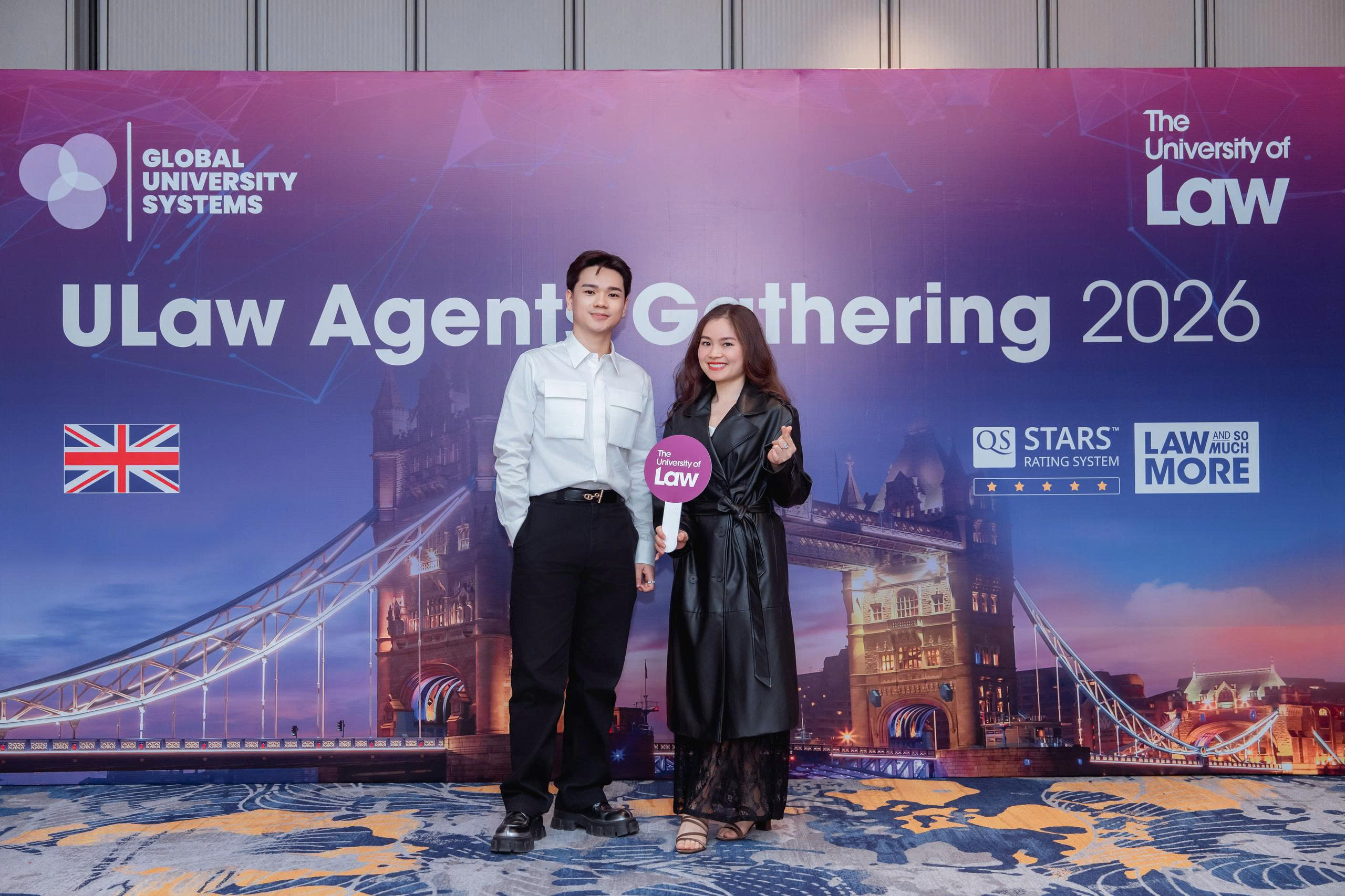 Dại diện The Kingdom Edu chụp hình cùng đại diện trường The University of Law