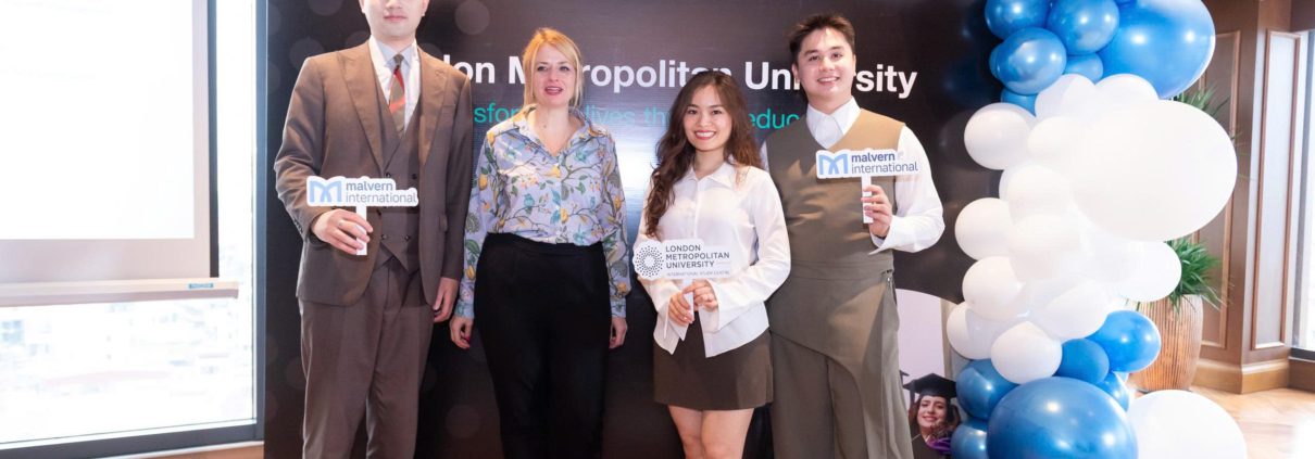 Đại diện The Kingdom Edu chụp hình cùng đại diện Malvern và đại diện trường London Metropolitan University