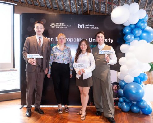 Đại diện The Kingdom Edu chụp hình cùng đại diện Malvern và đại diện trường London Metropolitan University