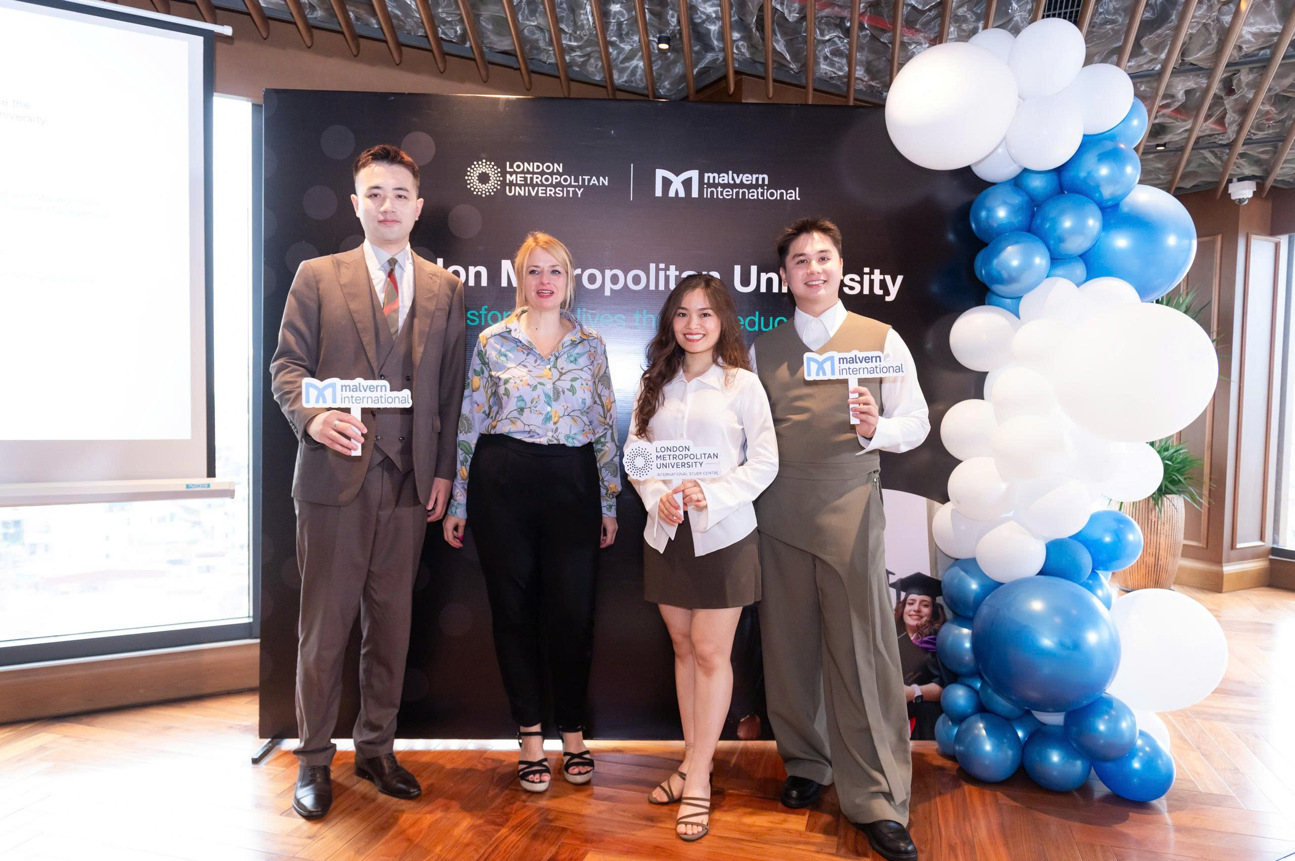 Đại diện The Kingdom Edu chụp hình cùng đại diện Malvern và đại diện trường London Metropolitan University