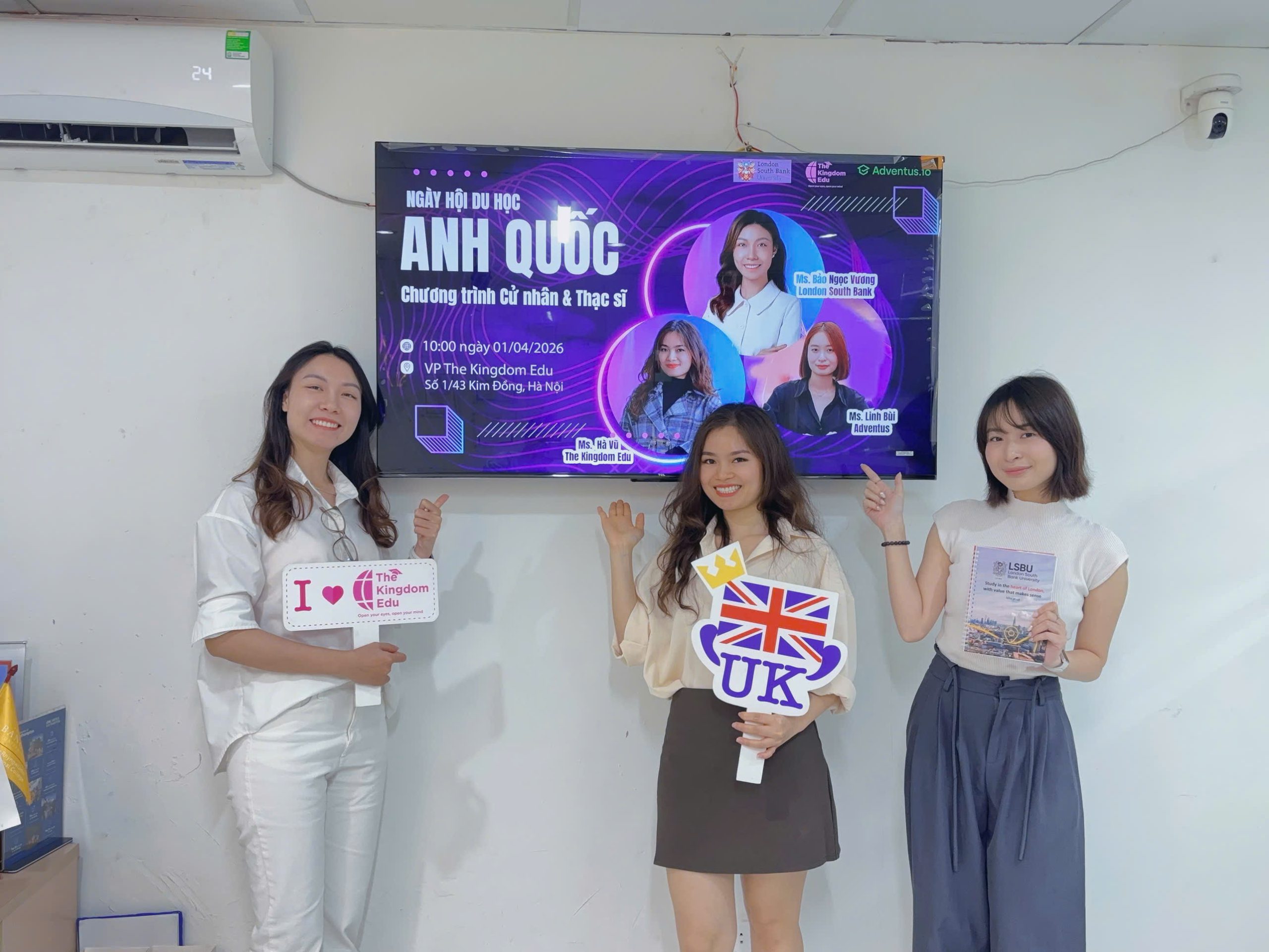 Ms. Hà Vũ – Đại diện The Kingdom Edu chụp hình lưu niệm cùng Ms. Bảo Ngọc Vương – Đại diện London South Bank University (LSBU)và Ms. Linh Bùi – Đại diện tổ chức giáo dục Adventus