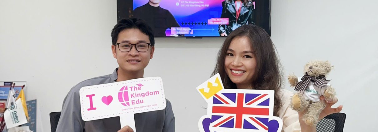 Ms. Hà Vũ – Đại diện The Kingdom Edu chụp hình lưu niệm cùng Mr. Trình Nguyễn – Đại diện tổ chức giáo dục Educatius