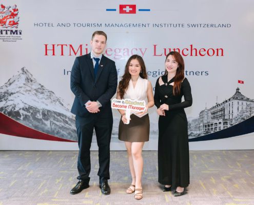 Đại diện The Kingdom Edu chụp hình cùng đại diện trường HTMi