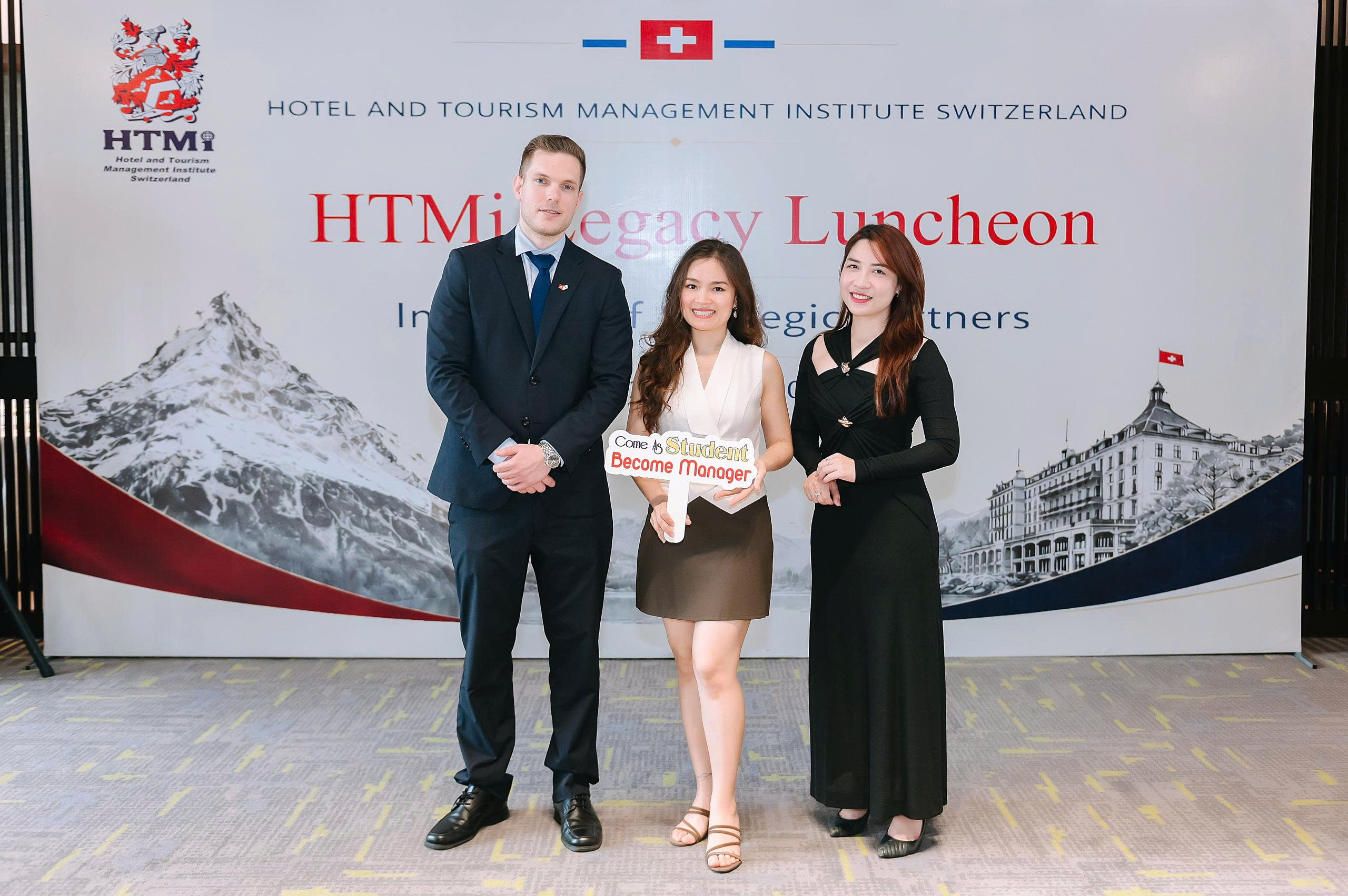 Đại diện The Kingdom Edu chụp hình cùng đại diện trường HTMi