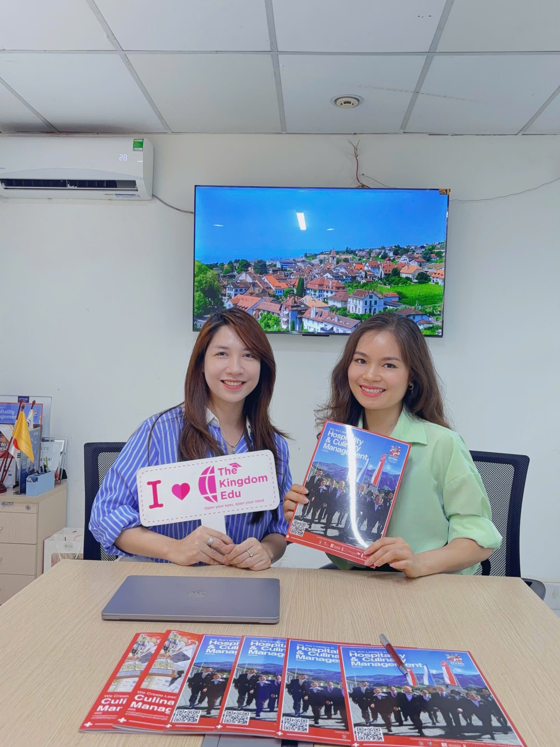Ms. Quỳnh đại diện trường HTMi đến thăm văn phòng The Kingdom Edu